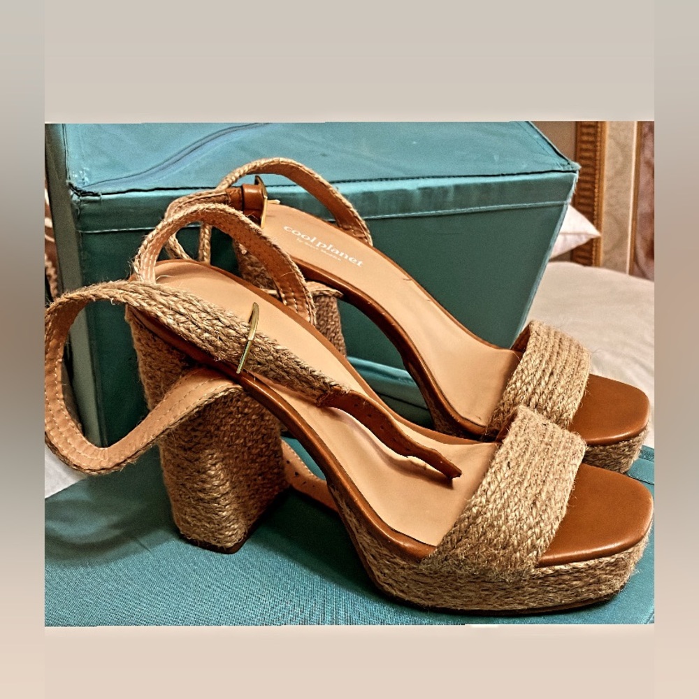 Cool Planet by Steve Madden Straw Camel colored Platforms